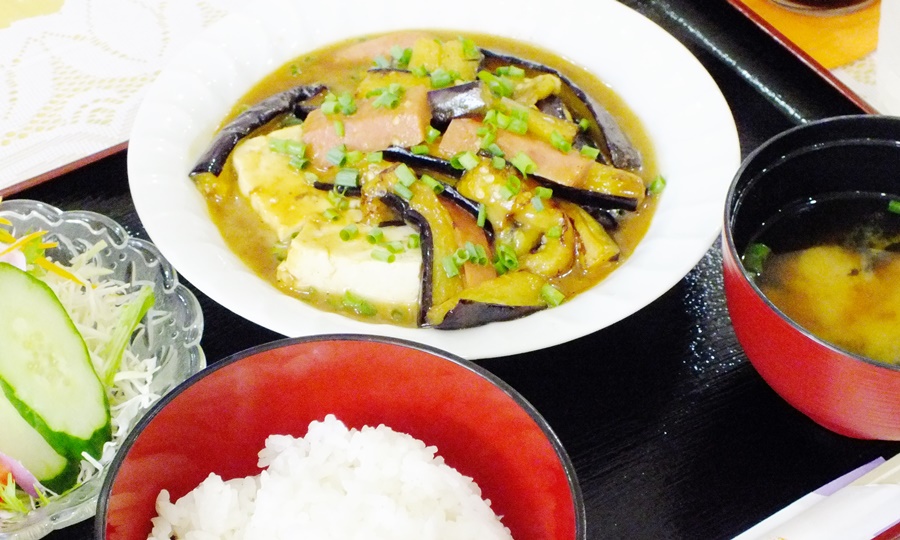 那覇市具志の那覇空港ゴルフ練習場内のお食事処ハッピー