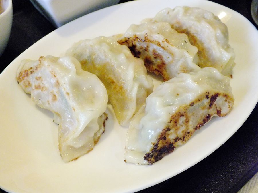 八重瀬町友寄の餃子のお店川のすばぁ